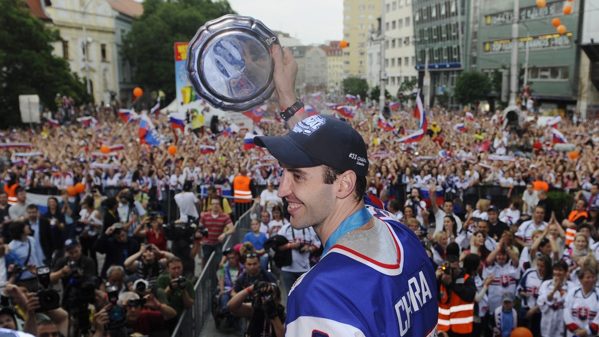 Zdeno Chára počas osláv na Námestí SNP v Bratislave po zisku striebra na MS v hokeji 2012.