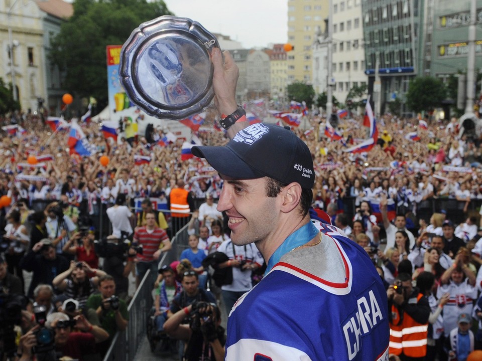 Zdeno Chára počas osláv na Námestí SNP v Bratislave po zisku striebra na MS v hokeji 2012.