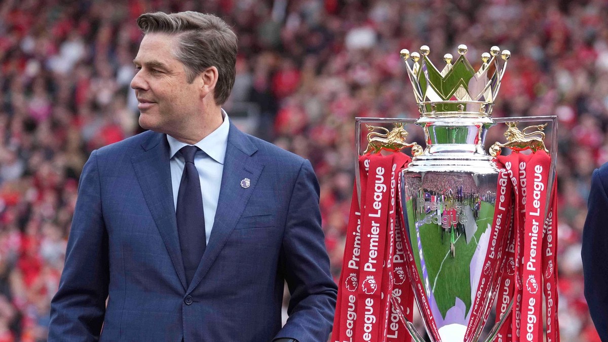 Výkonný riaditeľ Premier League Richard Masters s trofejou súťaže.
