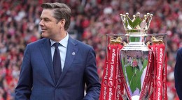 Výkonný riaditeľ Premier League Richard Masters s trofejou súťaže.