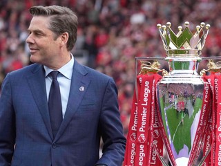 Výkonný riaditeľ Premier League Richard Masters s trofejou súťaže.