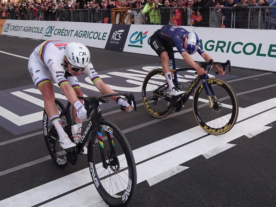 Tadej Pogačar zdolal v tesnom súboji Tom Pidcocka na klasike Miláno - San Remo 2026.