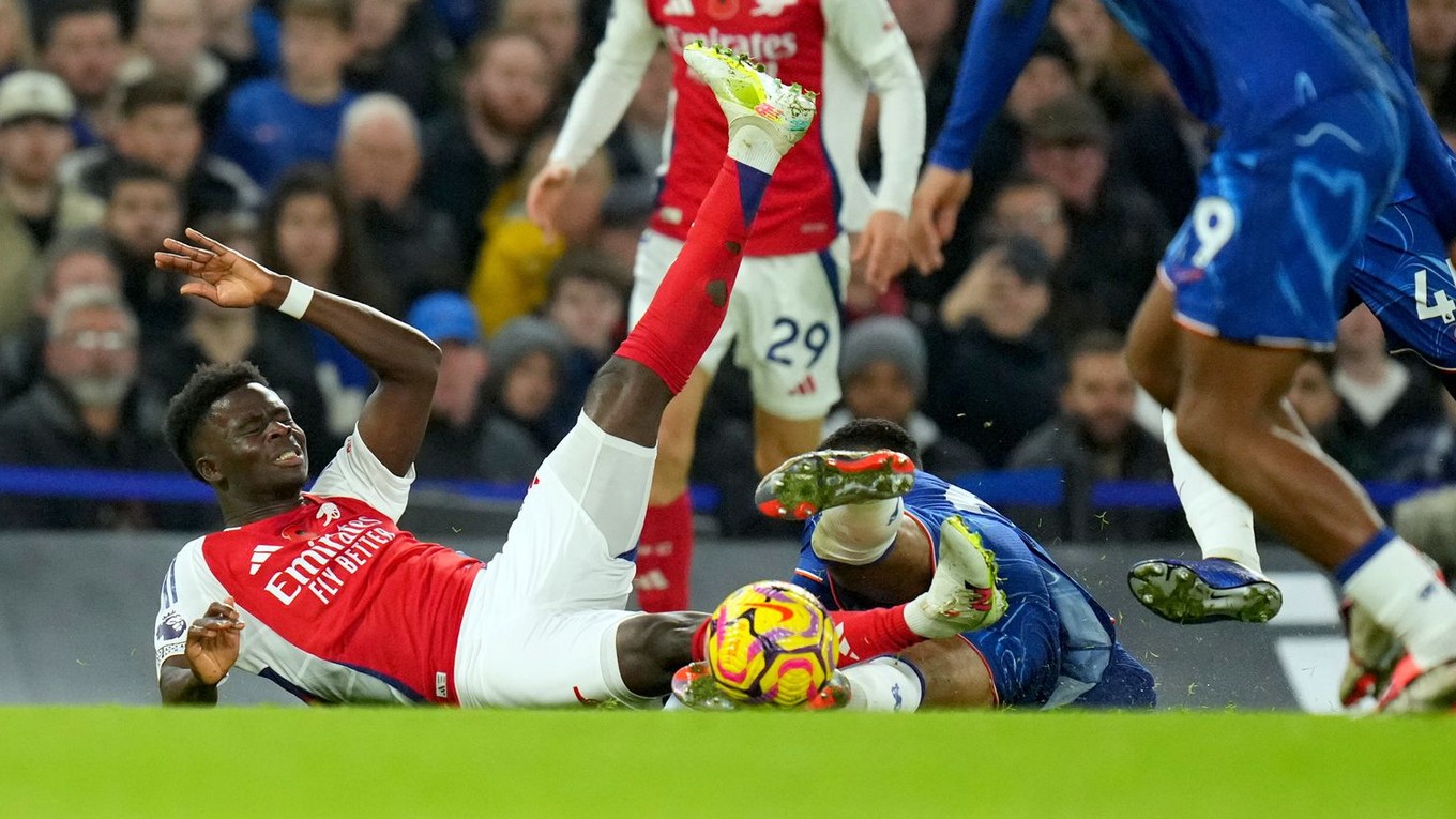 Bukayo Saka (vľavo) počas derby medzi Chelsea a Arsenalom.