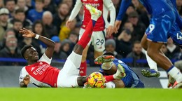 Bukayo Saka (vľavo) počas derby medzi Chelsea a Arsenalom.