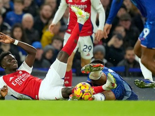 Bukayo Saka (vľavo) počas derby medzi Chelsea a Arsenalom.