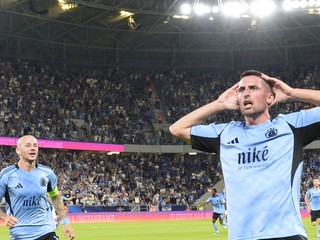 Zľava kapitán Vladimír Weiss ml. a Róbert Mak oslavujú gól