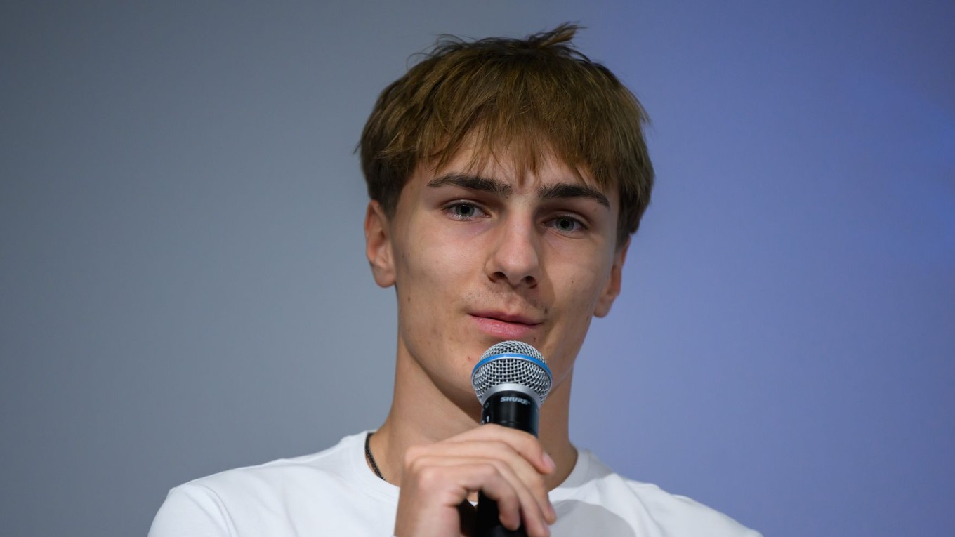 Na snímke skokan na lyžiach Hektor Kapustík.