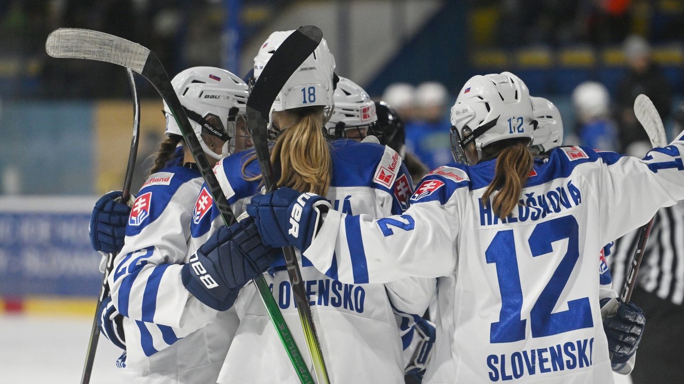 Hokejistky Slovenska sa tešia z gólu. 