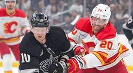 Corey Perry (vľavo) v drese Los Angeles Kings v zápase proti Calgary.  