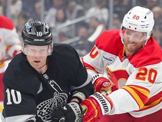 Corey Perry (vľavo) v drese Los Angeles Kings v zápase proti Calgary.  