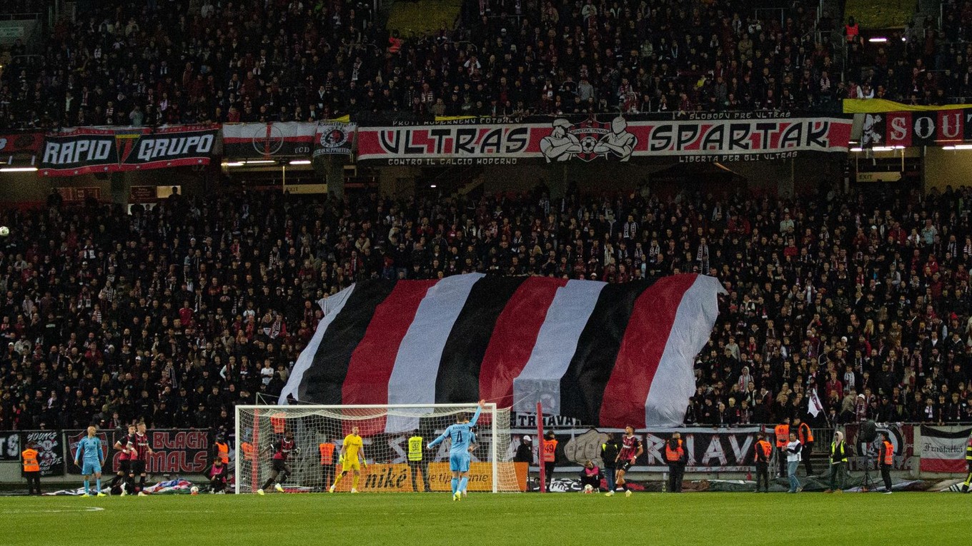 Pohľad na tribúnu s domácimi fanúšikmi v zápase 11. kola Niké ligy Spartak Trnava - Slovan Bratislava.