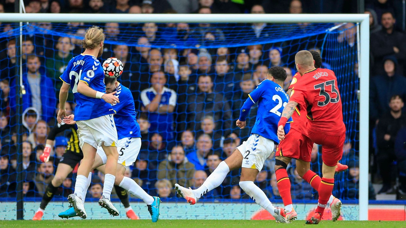 Juraj Kucka strieľa gól v zápase Premier League Everton FC - FC Watford.
