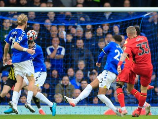 Juraj Kucka strieľa gól v zápase Premier League Everton FC - FC Watford.