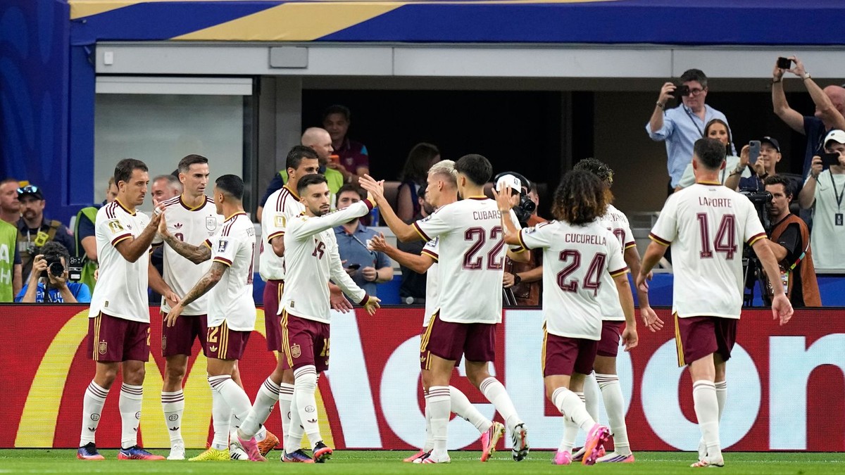 Futbalisti Španielska oslavujú gól na MS 2026.