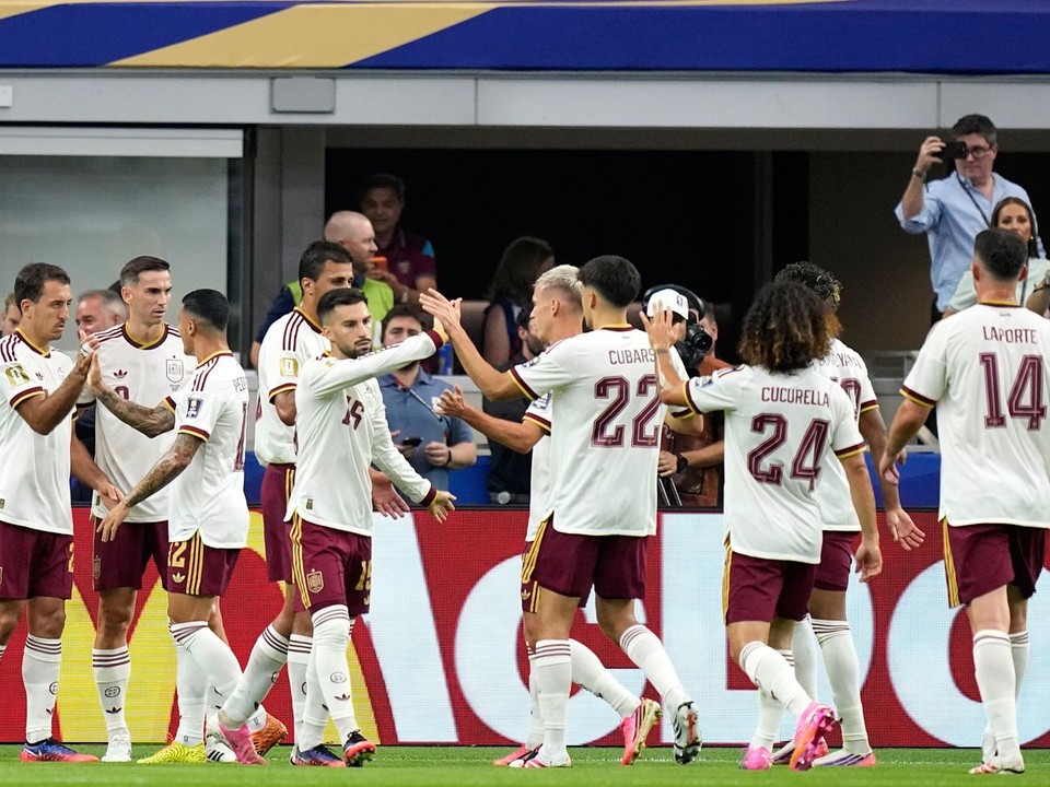 Futbalisti Španielska oslavujú gól na MS 2026.
