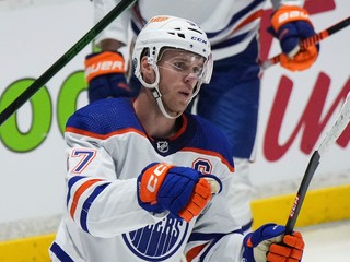 Connor McDavid sa raduje z gólu.