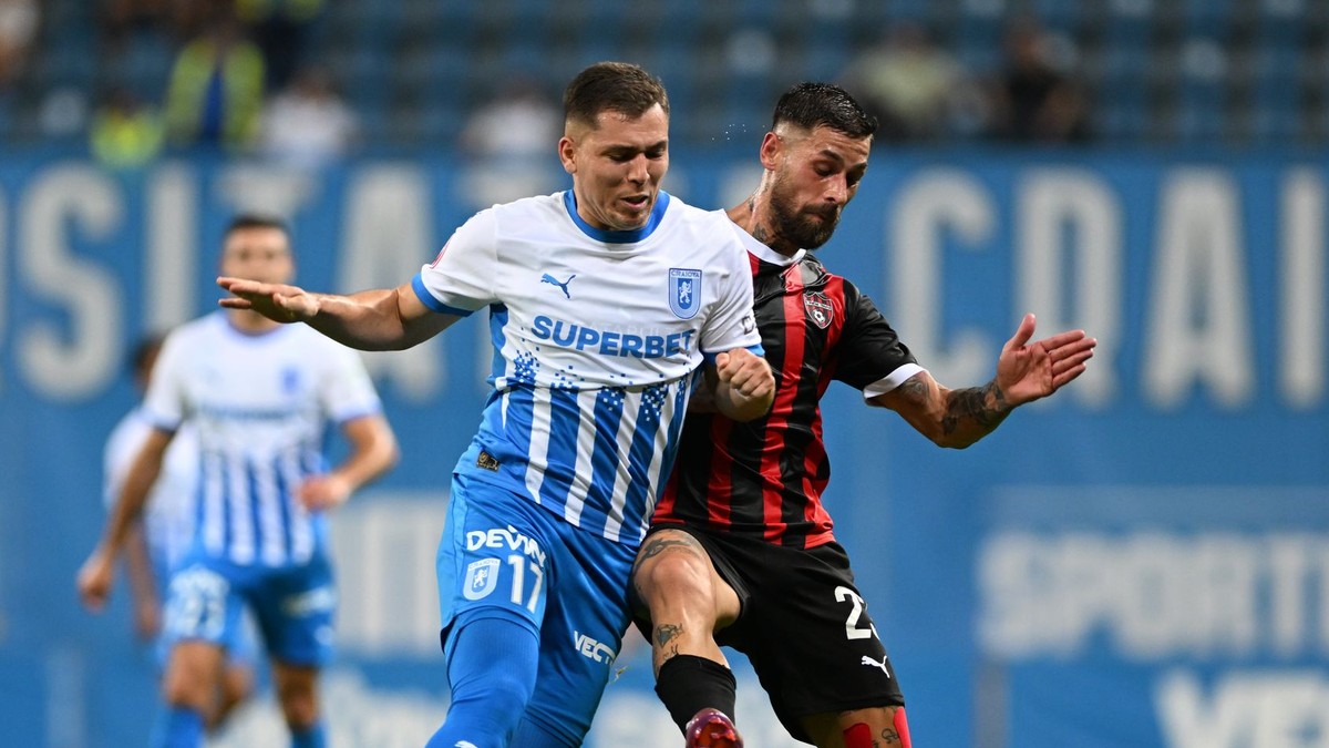 Vpravo hráč Trnavy a hráč Craiovi Carlos Mora bojujú o loptu počas prvého zápasu 3. predkola Konferenčnej ligy medzi FC Universitatea Craiova a FC Spartak Trnava.