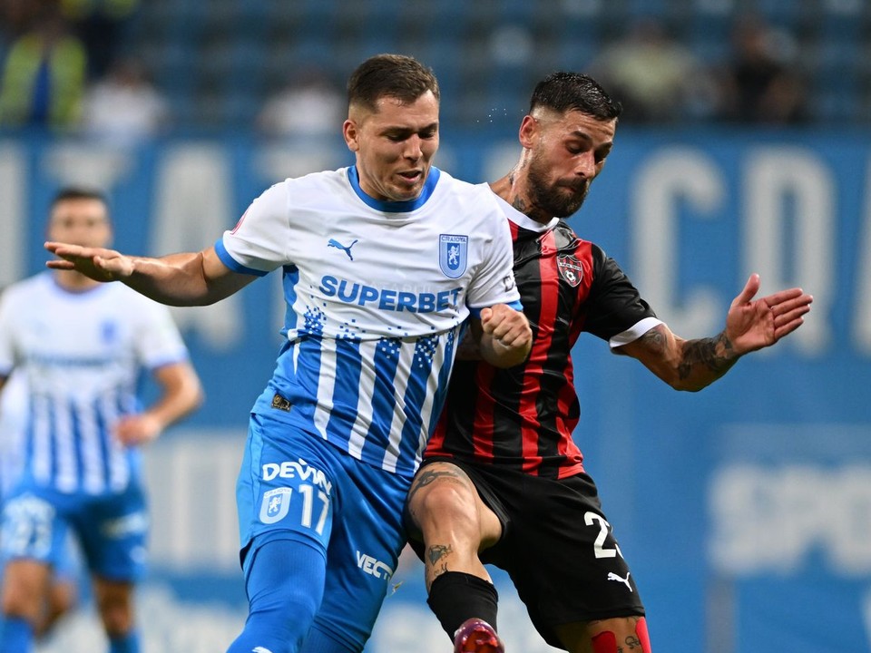 Vpravo hráč Trnavy a hráč Craiovi Carlos Mora bojujú o loptu počas prvého zápasu 3. predkola Konferenčnej ligy medzi FC Universitatea Craiova a FC Spartak Trnava.