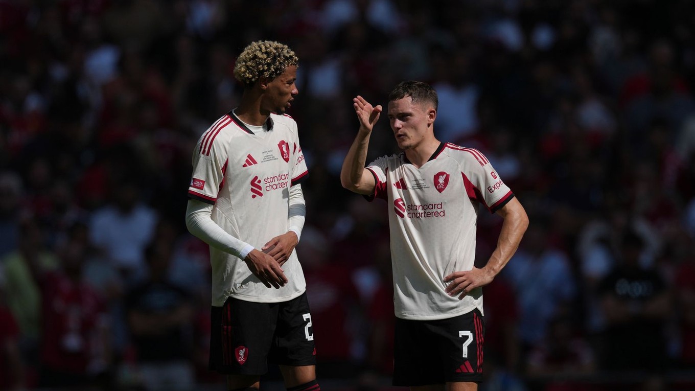 Vľavo Hugo Ekitike a Florian Wirtz.