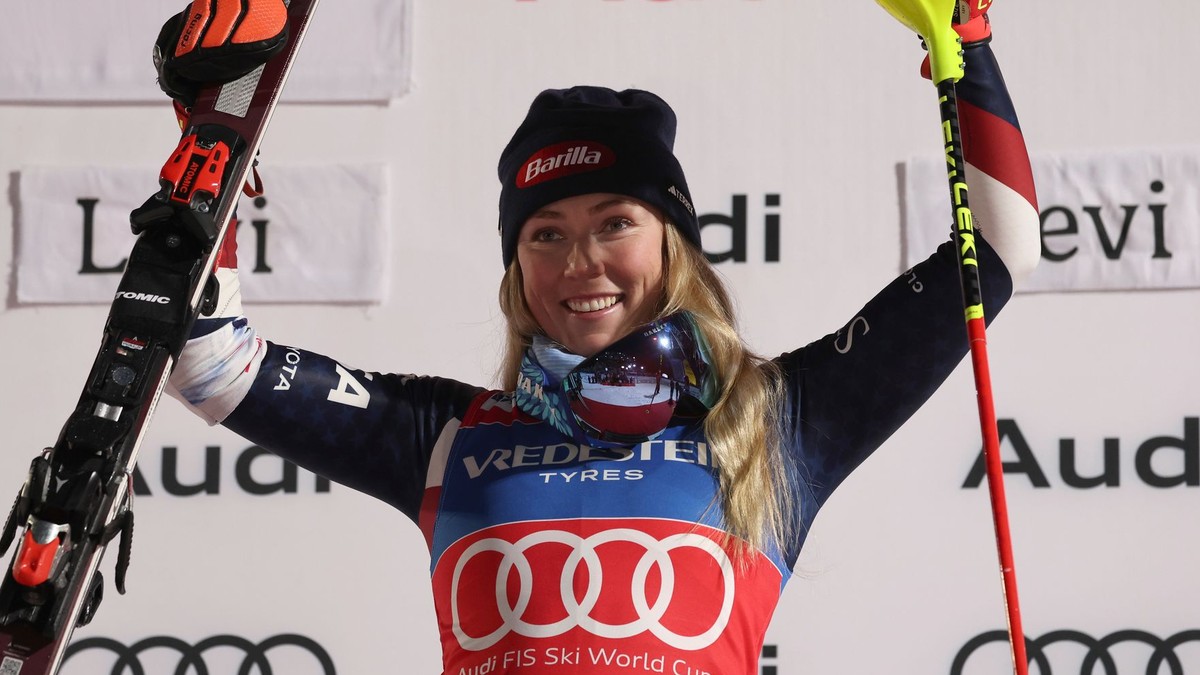 Mikaela Shiffrinová sa teší na pódiu z víťazstva v slalome vo fínskom Levi 2024.