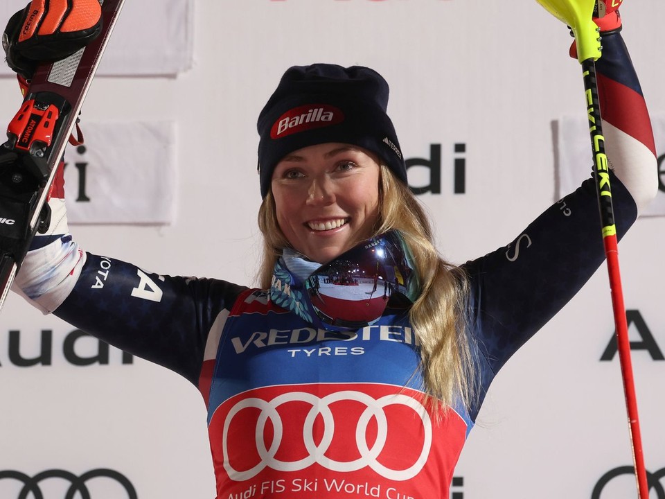 Mikaela Shiffrinová sa teší na pódiu z víťazstva v slalome vo fínskom Levi 2024.