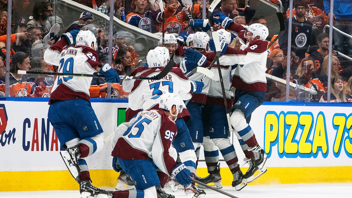 Radosť hokejistov Colorada Avalanche.