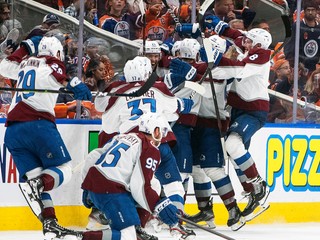 Radosť hokejistov Colorada Avalanche.