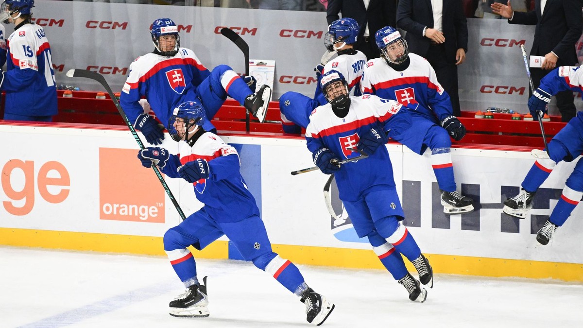 Radosť hráčov Slovenska po vyhratom zápase Slovensko – Dánsko vo štvrťfinále na MS U18 2026. 