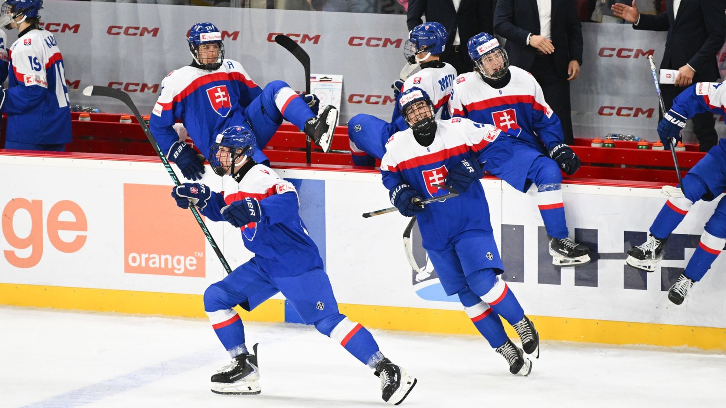 Radosť hráčov Slovenska po vyhratom zápase Slovensko – Dánsko vo štvrťfinále na MS U18 2026. 