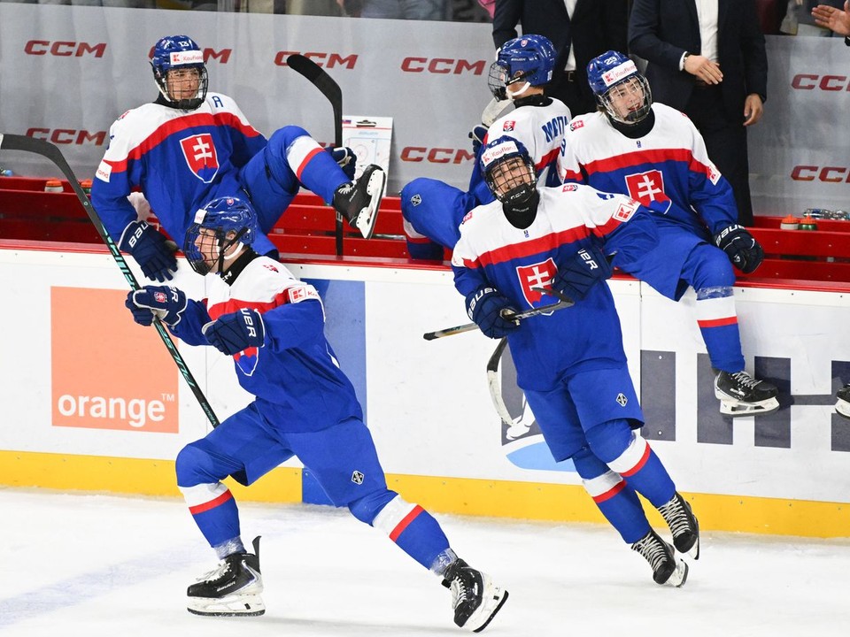 Radosť hráčov Slovenska po vyhratom zápase Slovensko – Dánsko vo štvrťfinále na MS U18 2026. 
