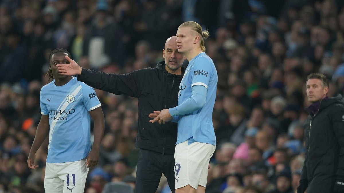 Tréner Manchestru City Pep Guardiola a Erling Haaland.