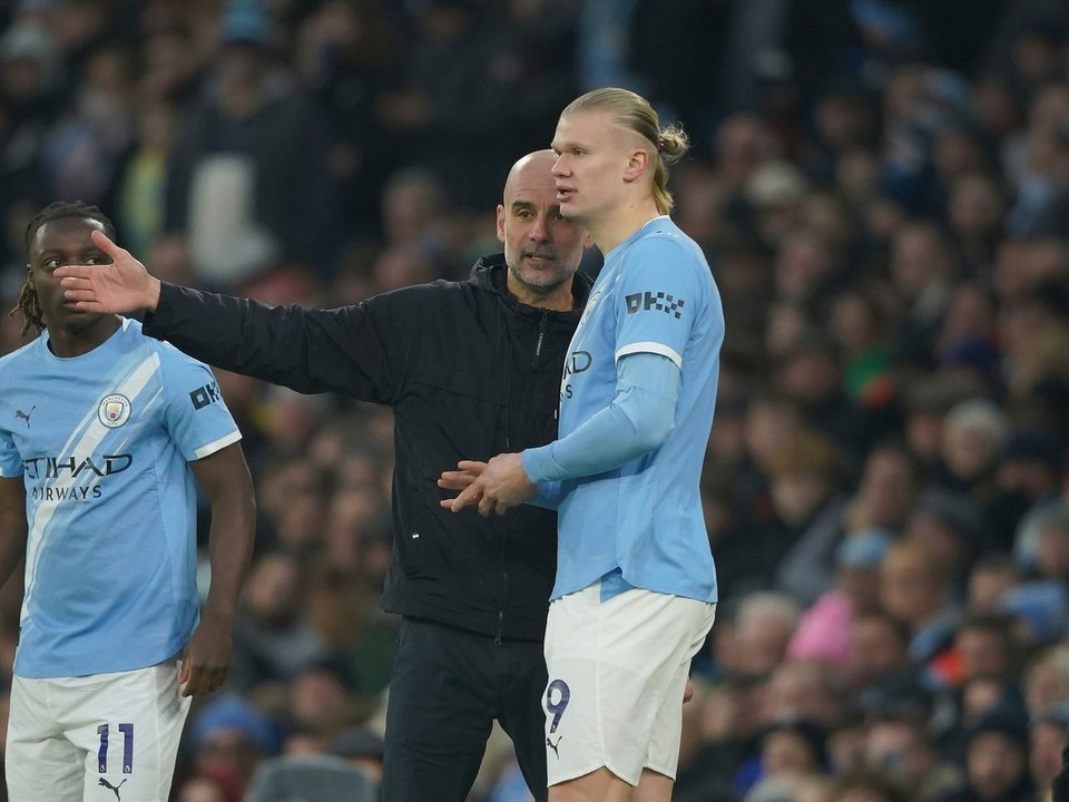 Tréner Manchestru City Pep Guardiola a Erling Haaland.