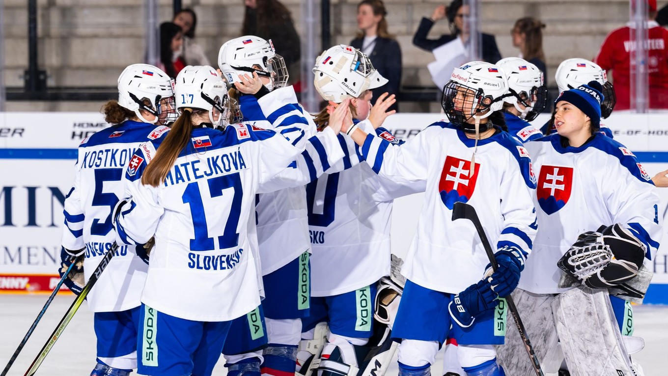 Slovenské hokejistky oslavujú výhru nad Maďarskom na Nemeckom pohári 2025. 