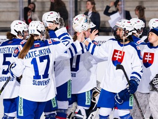Slovenské hokejistky oslavujú výhru nad Maďarskom na Nemeckom pohári 2025. 