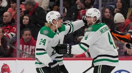 Obranca Dallasu Stars Miro Heiskanen (vpravo) oslavuje svoj gól s Roopem Hintzom počas druhej tretiny zápasu NHL.