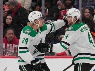 Obranca Dallasu Stars Miro Heiskanen (vpravo) oslavuje svoj gól s Roopem Hintzom počas druhej tretiny zápasu NHL.