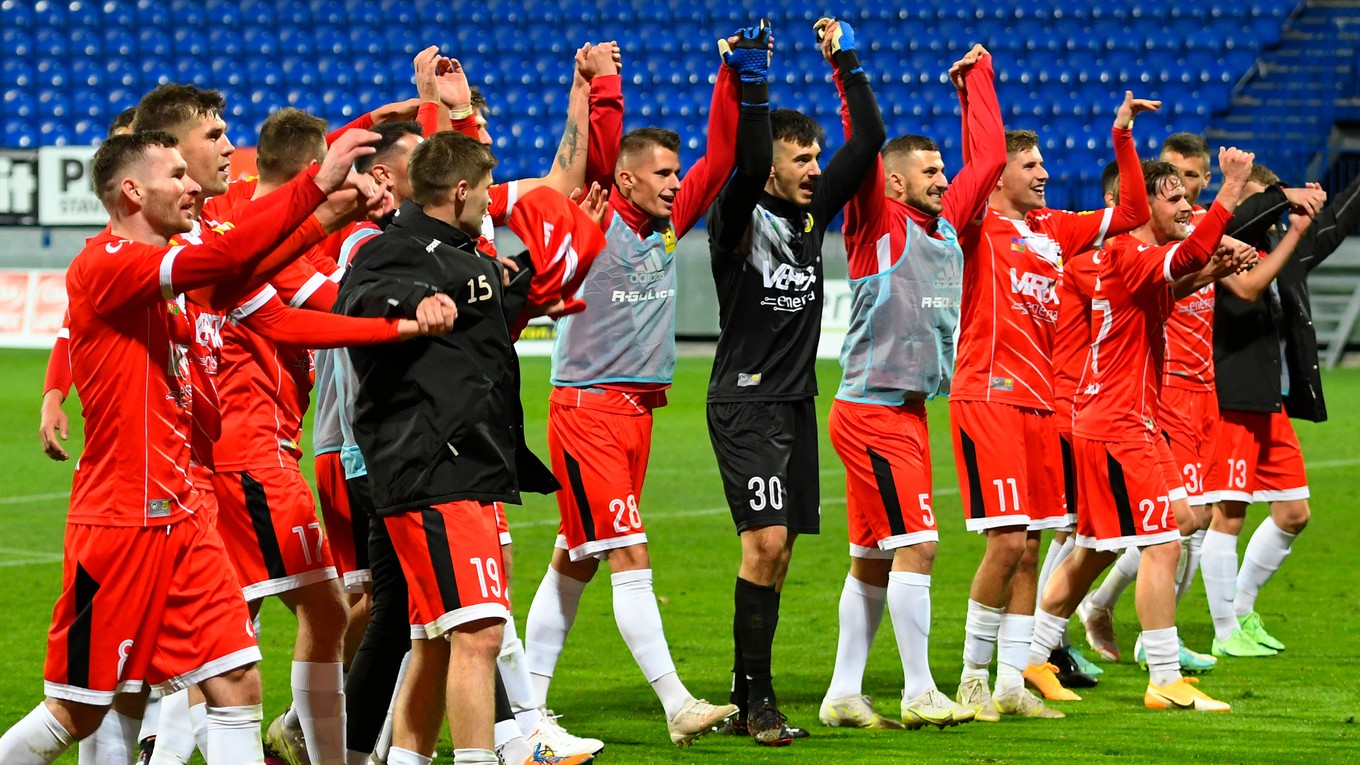 Futbalisti Liptovského Mikuláša sa radujú z ligového víťazstva.