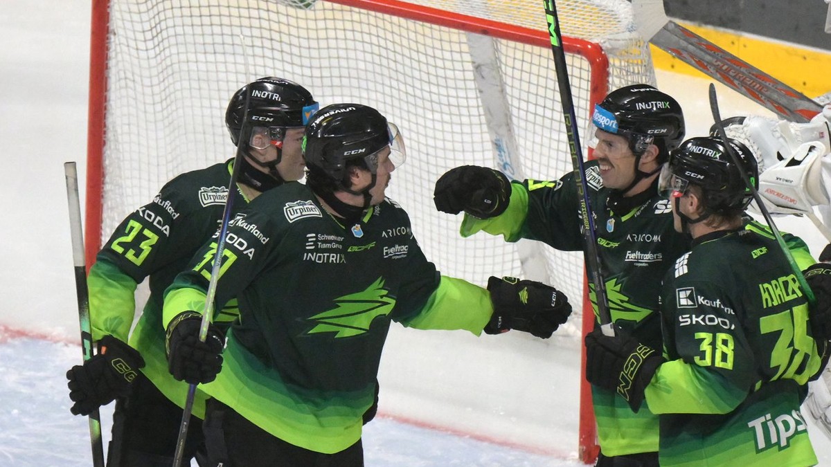 Gólová radosť hráčov Žiliny počas zápasu hokejovej Tipsport ligy.