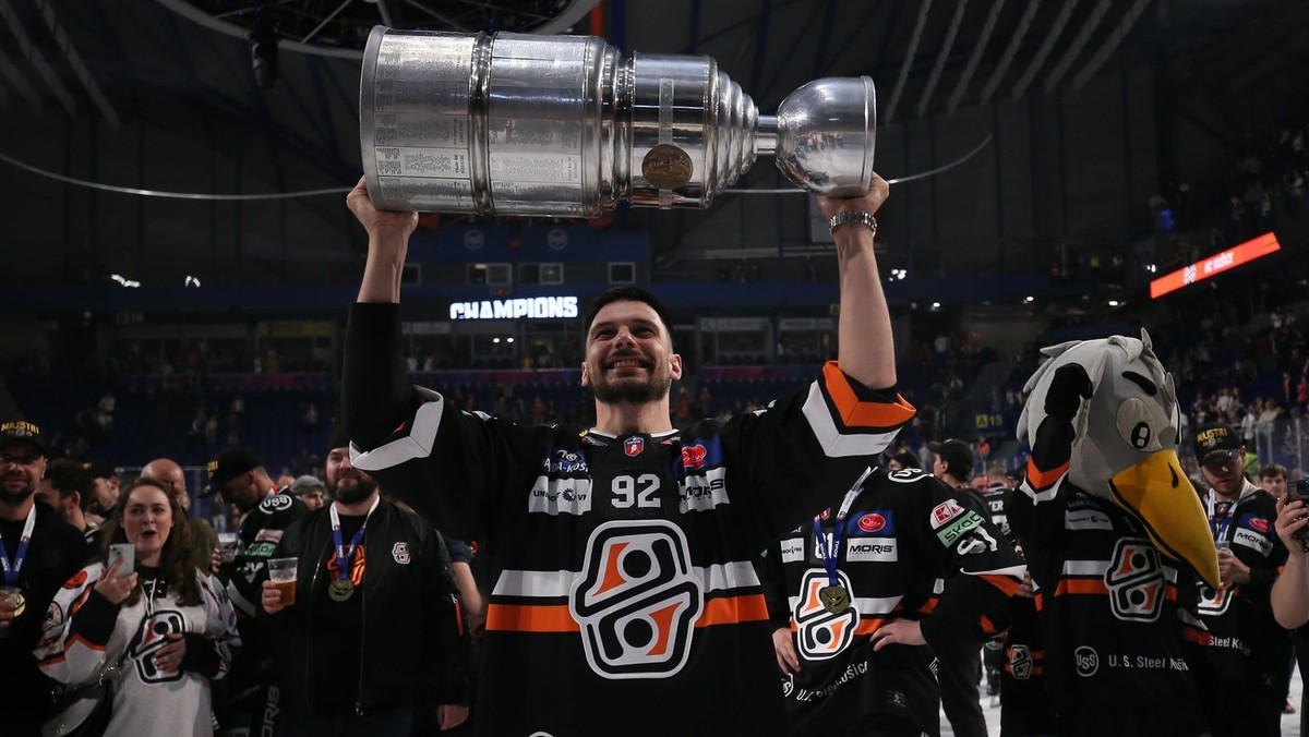 Eduard Šimun oslavuje zisk trofeje
