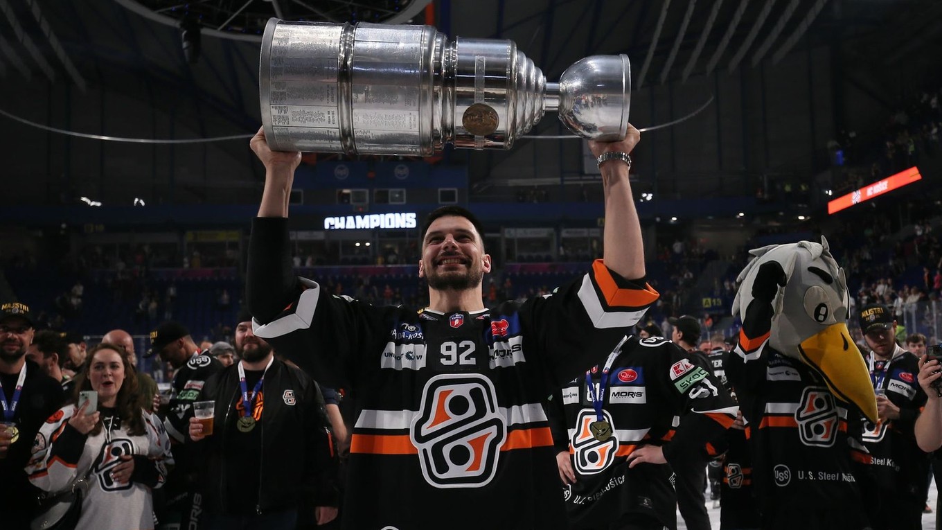Eduard Šimun oslavuje zisk trofeje