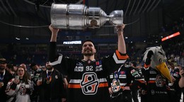 Eduard Šimun oslavuje zisk trofeje