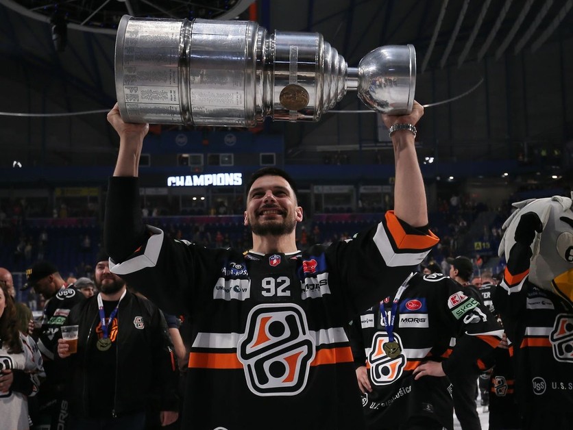 Eduard Šimun oslavuje zisk trofeje