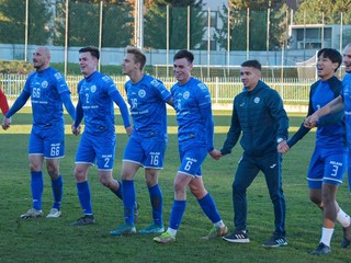 Radosť futbalistov Spišskej Novej Vsi, po roku znova zimujú na čele tretej ligy.