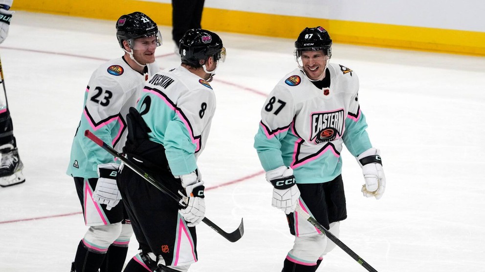 Zľava Adam Fox, Alexander Ovečkin a Sidney Crosby počas Zápasu hviezd NHL 2023.