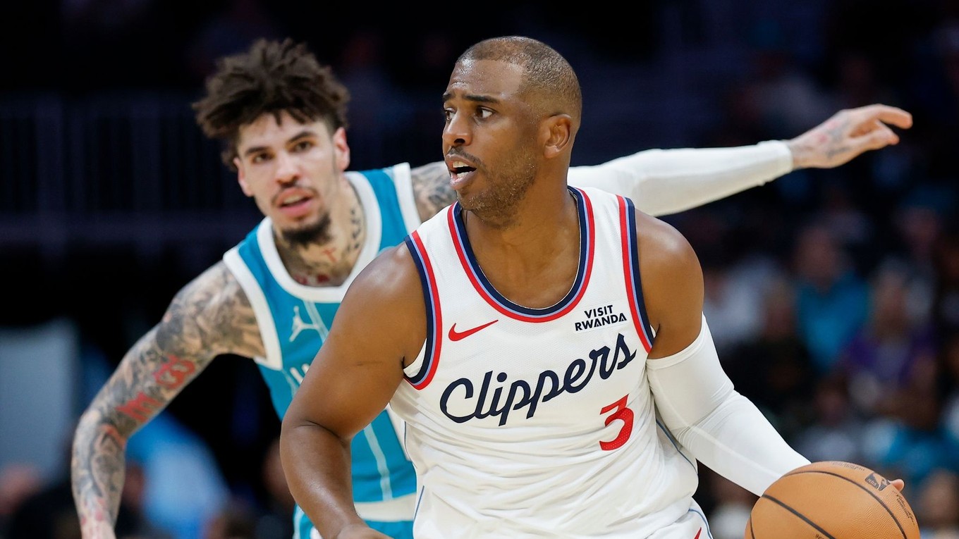 Na snímke hráč tímu Los Angeles Clippers Chris Paul (vpravo).