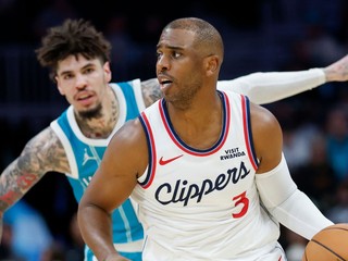 Na snímke hráč tímu Los Angeles Clippers Chris Paul (vpravo).