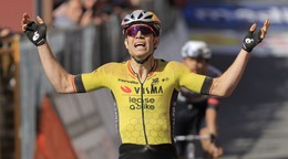 Wout van Aert vyhral pred Isaacom Del Torom 9. etapu na pretekoch Giro d'Italia 2025.