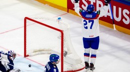 Marek Hrivík oslavuje gól do talianskej siete.  