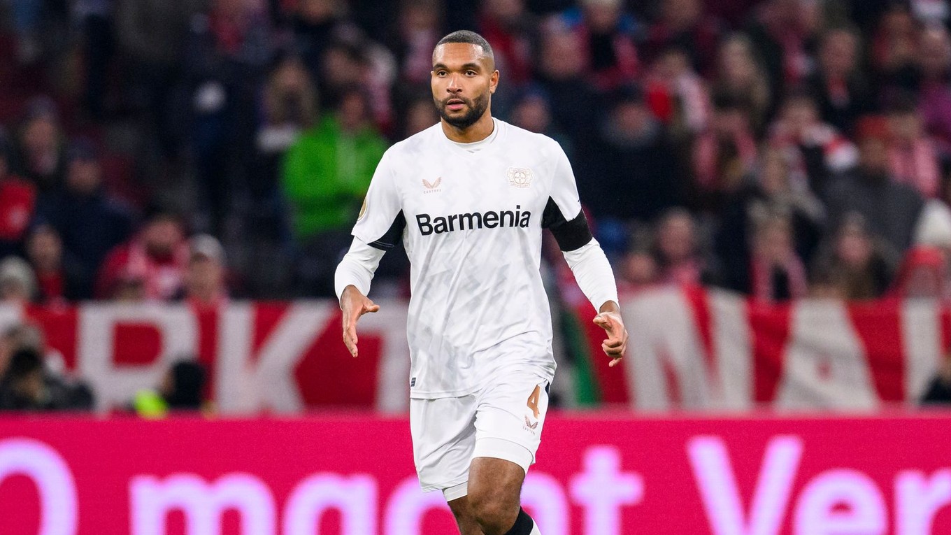 Futbalista Leverkusenu Jonathan Tah.