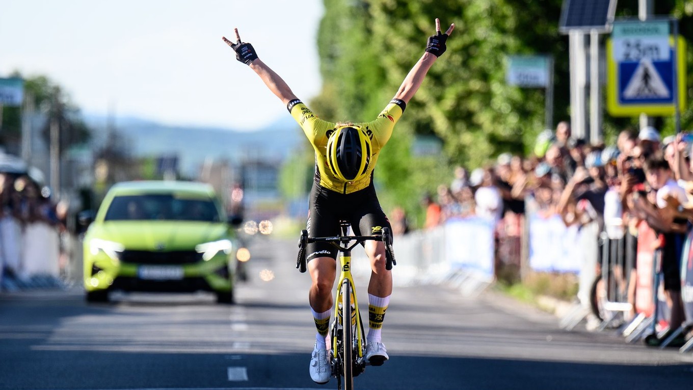 Víťazné gesto Viktórie Chladoňovej po zisku titulu majsterky Slovenska v cestnej cyklistike. 